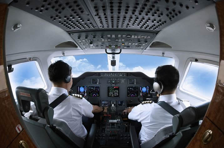 パイロットになるには 年収・収入・求人・就職など 職業ガイド